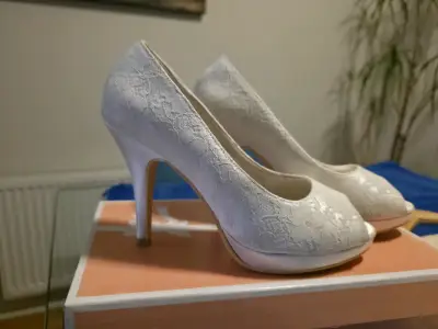 Zapatos de tacón alto blancos con encaje - miniatura 4