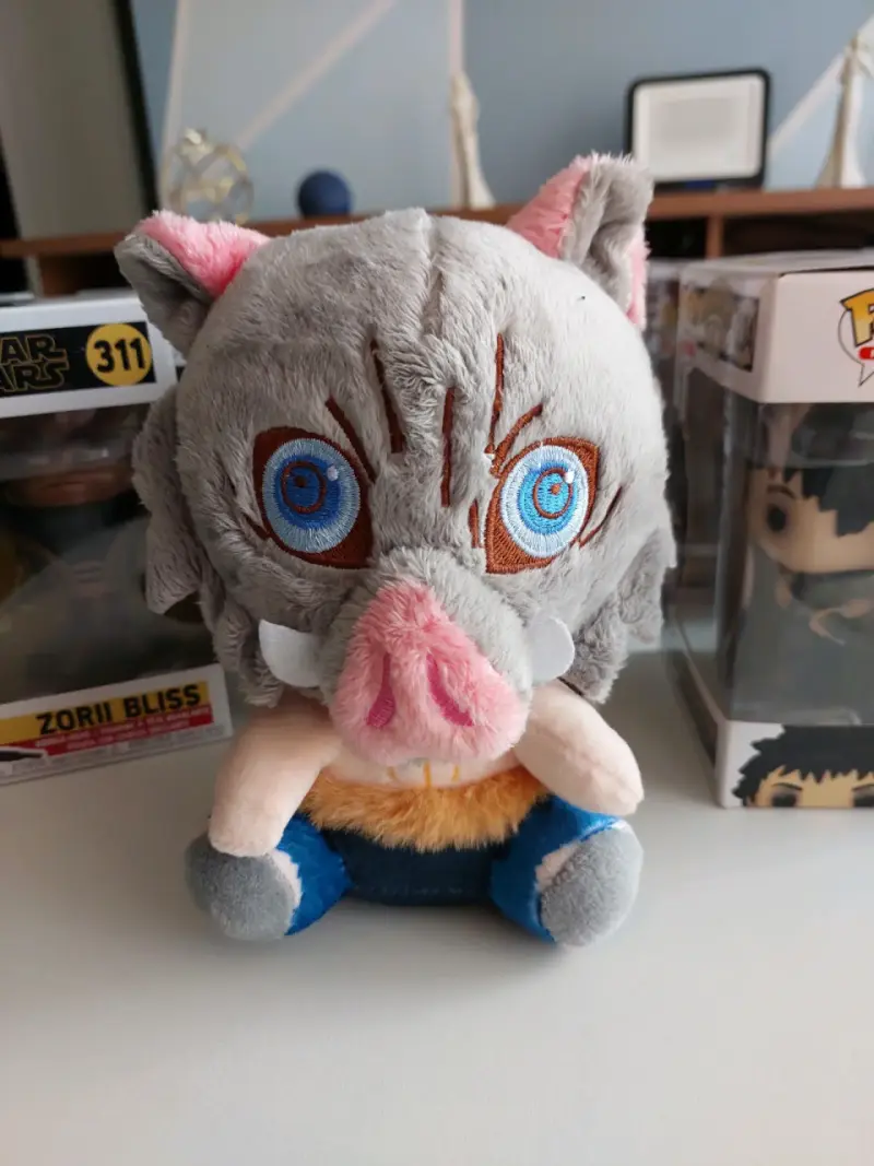 Peluche de personaje con máscara de jabalí