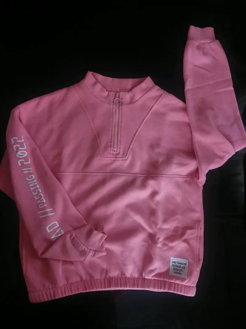 Polerón rosado diseño moderno - 1