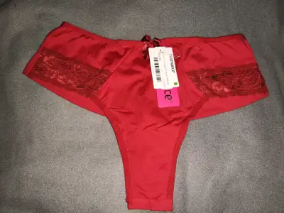 Calzón rojo con encaje para mujer - miniatura 1