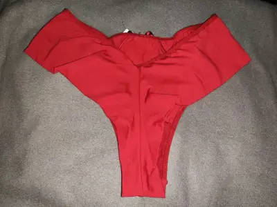 Calzón rojo con encaje para mujer - miniatura 2