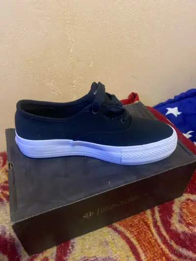 Zapatillas negras casuales con suela blanca - miniatura 1