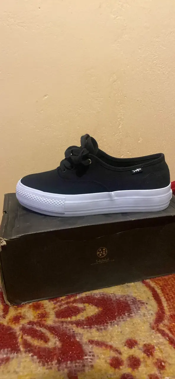 Zapatillas negras casuales con suela blanca - 2