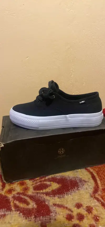 Zapatillas negras casuales con suela blanca - miniatura 2