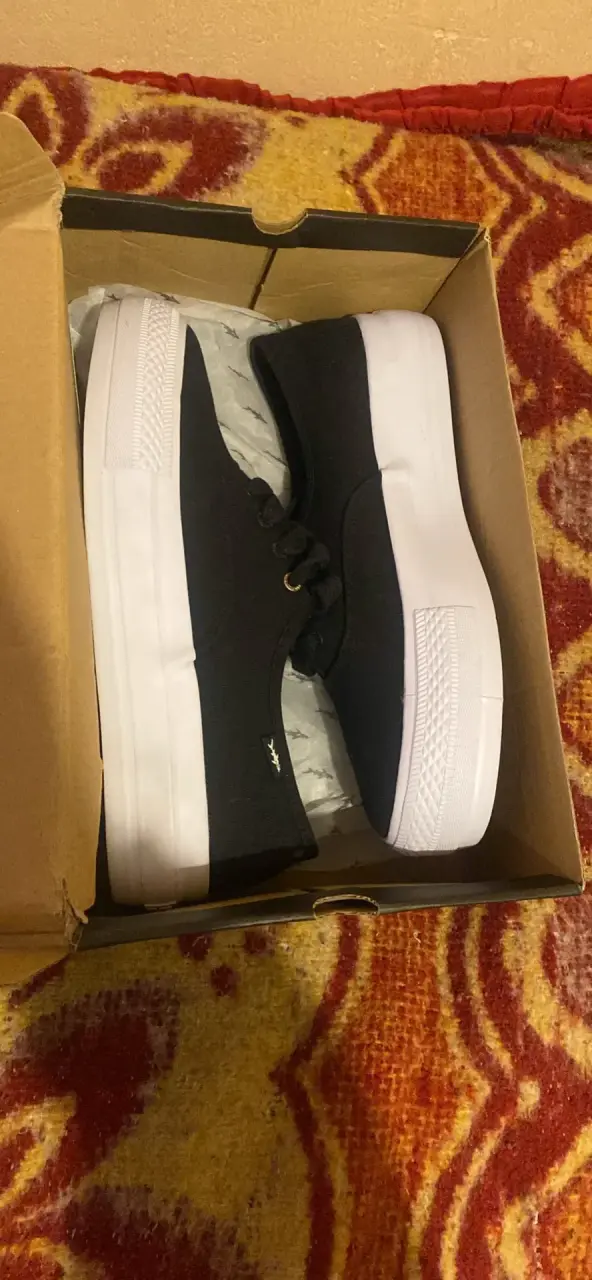 Zapatillas negras casuales con suela blanca - 3