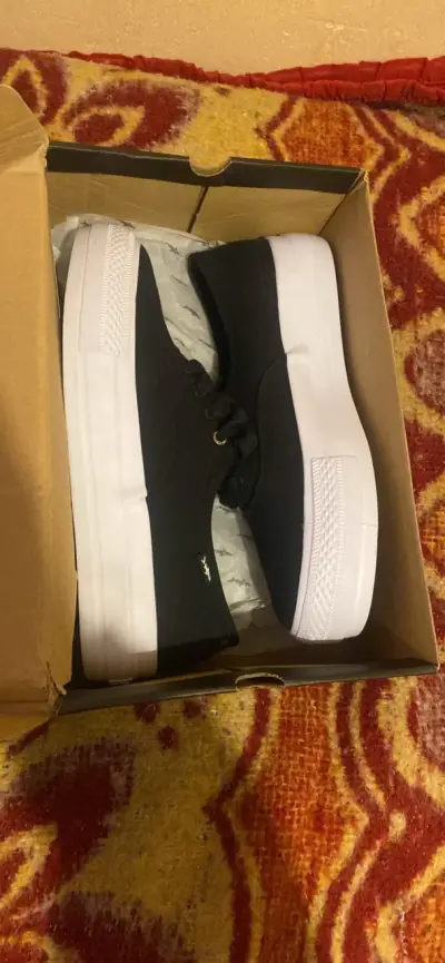 Zapatillas negras casuales con suela blanca - miniatura 3
