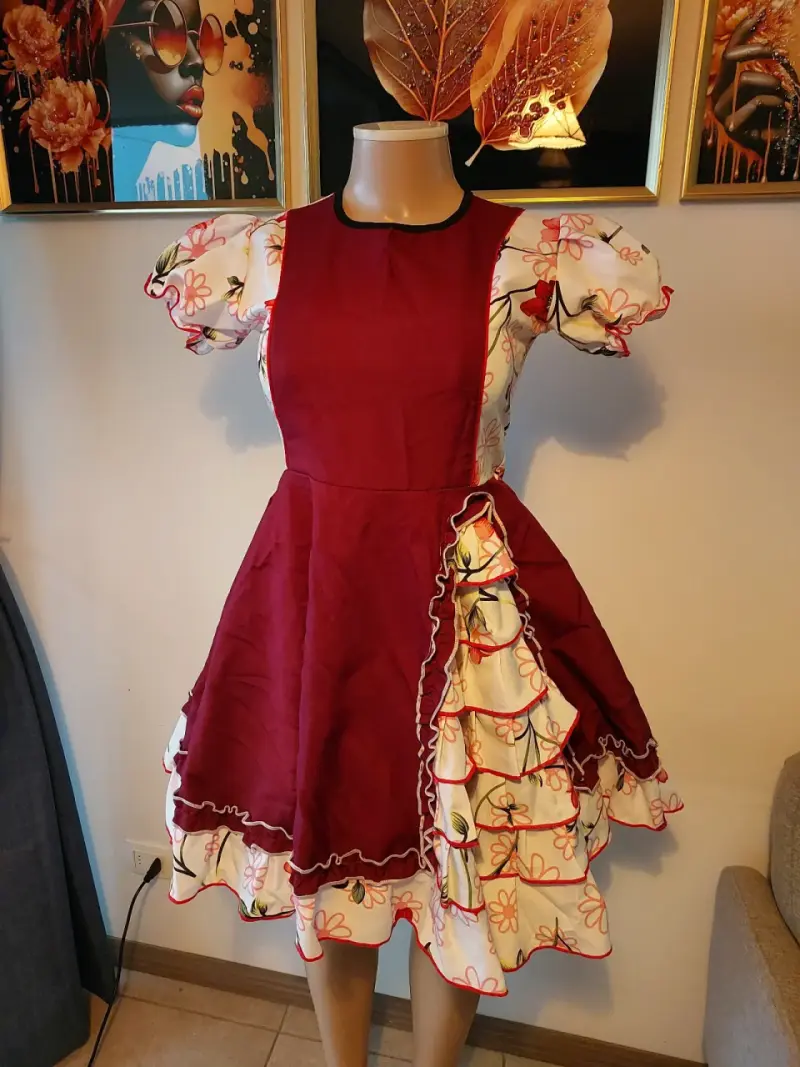 Vestido folclórico burdeo con estampado floral - 1
