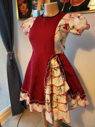 Vestido folclórico burdeo con estampado floral - miniatura 2