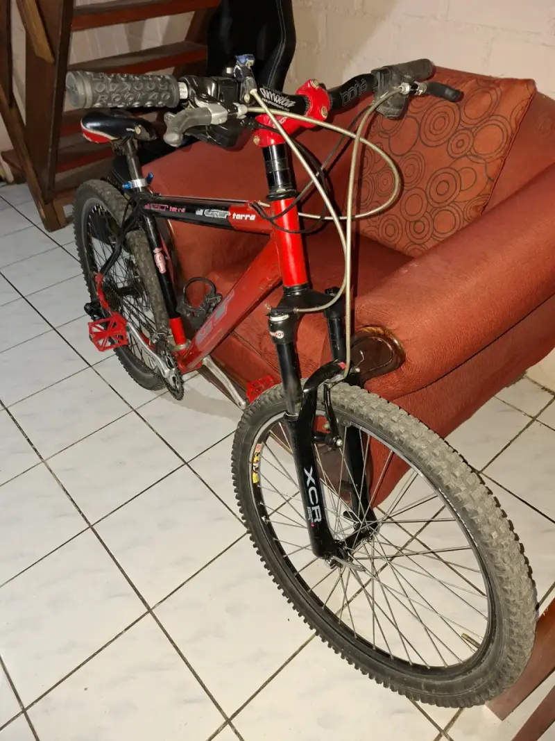 Bicicleta de montaña GT roja con suspensión - 1