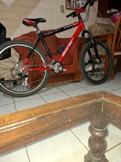 Bicicleta de montaña GT roja con suspensión - miniatura 2