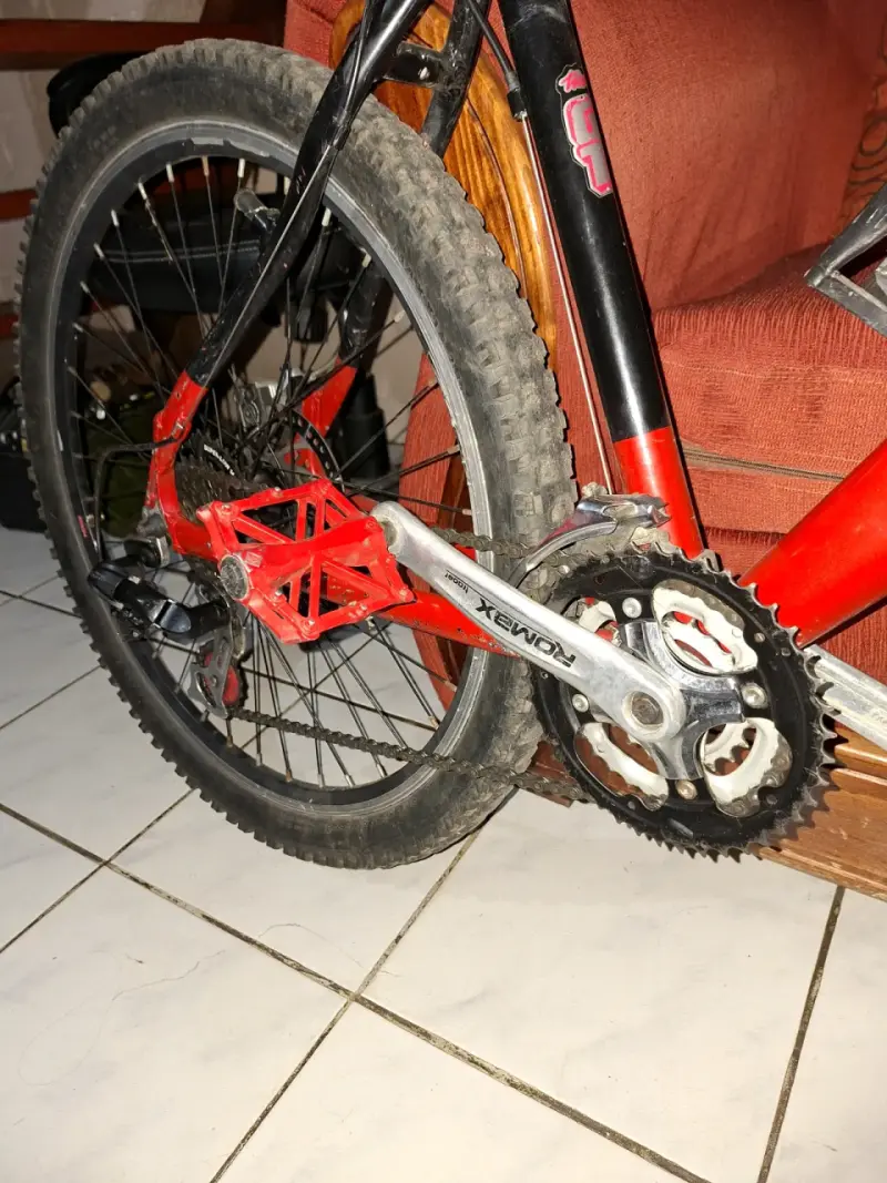 Bicicleta de montaña GT roja con suspensión - 3