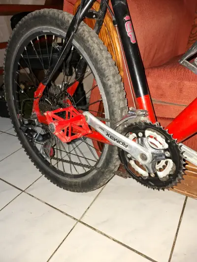 Bicicleta de montaña GT roja con suspensión - miniatura 3