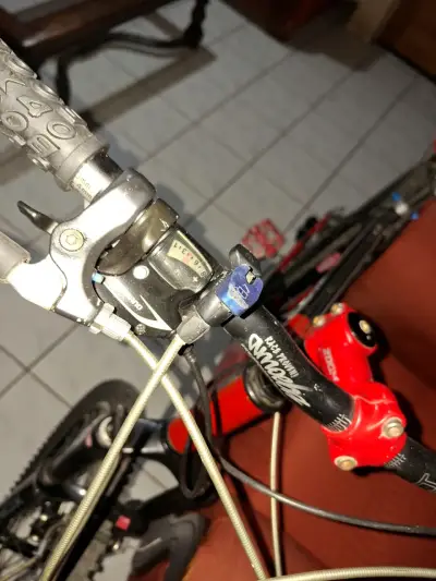 Bicicleta de montaña GT roja con suspensión - miniatura 4