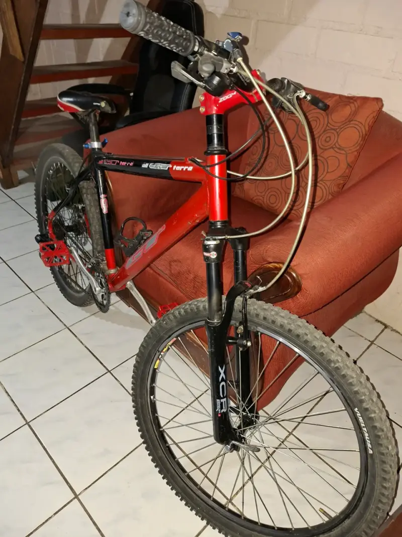 Bicicleta de montaña GT roja con suspensión - 5