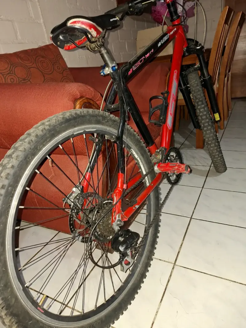 Bicicleta de montaña GT roja con suspensión - 6