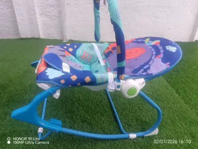 Silla mecedora para bebé con diseño colorido - miniatura 1