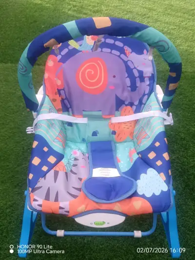 Silla mecedora para bebé con diseño colorido - miniatura 2