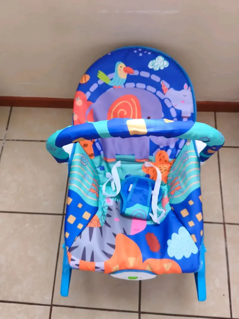 Silla mecedora para bebé con diseño colorido - 5