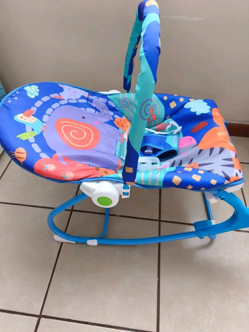 Silla mecedora para bebé con diseño colorido - 6