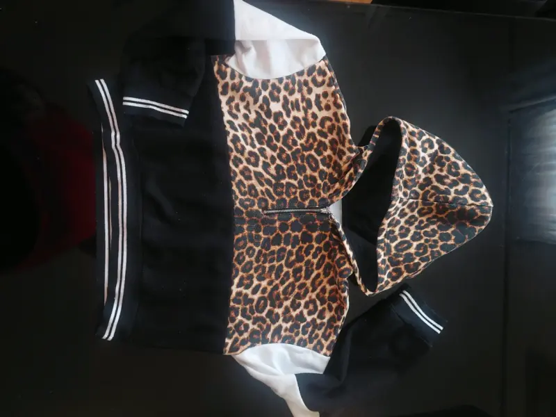 Polerón con capucha animal print - 1