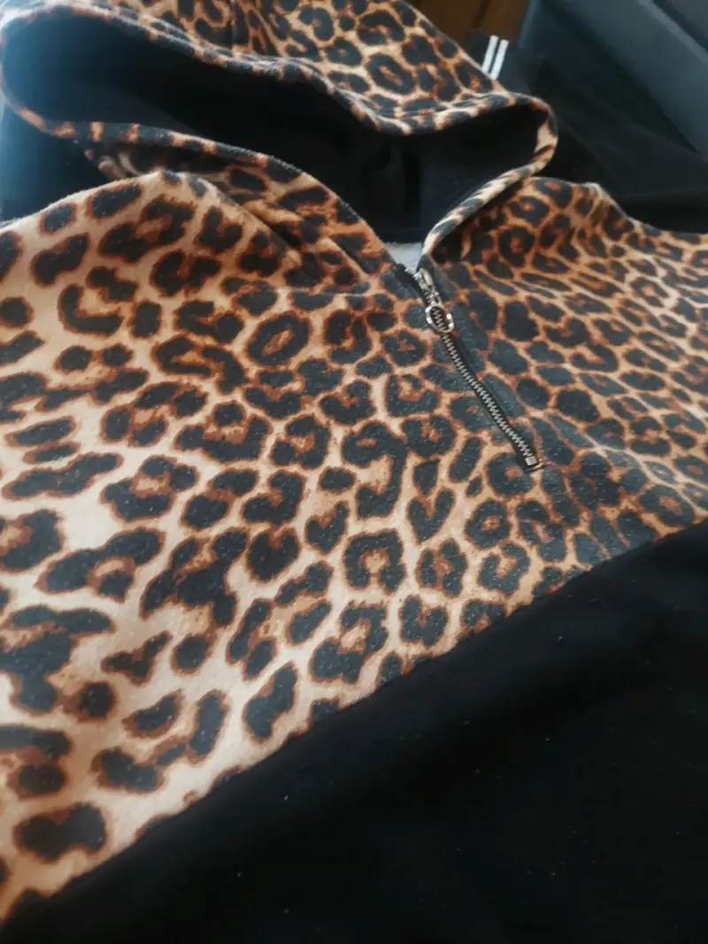 Polerón con capucha animal print - 2