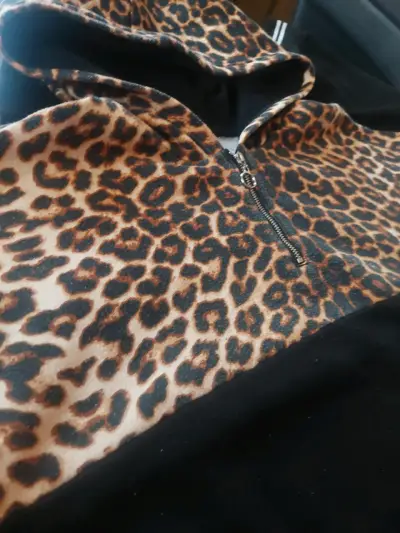 Polerón con capucha animal print - miniatura 2