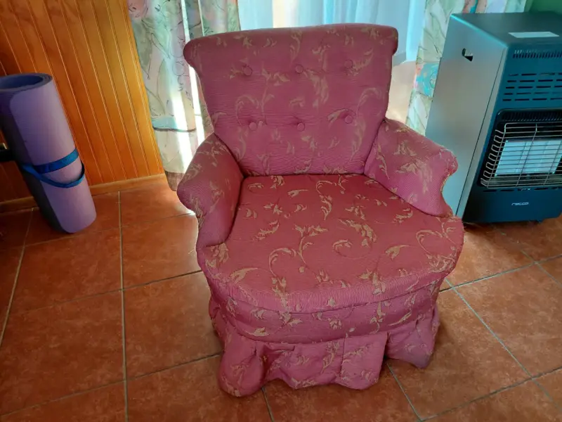 Sillón tapizado rojo con diseño floral - 1