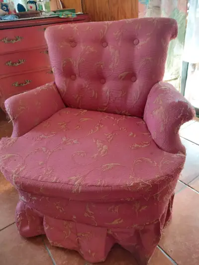 Sillón tapizado rojo con diseño floral - miniatura 2