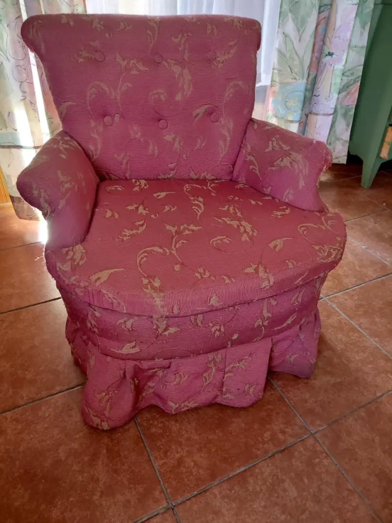 Sillón tapizado rojo con diseño floral - 3