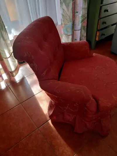 Sillón tapizado rojo con diseño floral - miniatura 4