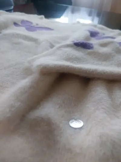 Suéter lana con mariposas moradas - miniatura 2
