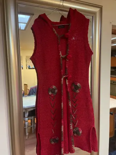 Chaleco tejido rojo con capucha y detalles decorativos - miniatura 1
