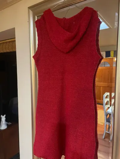 Chaleco tejido rojo con capucha y detalles decorativos - miniatura 2
