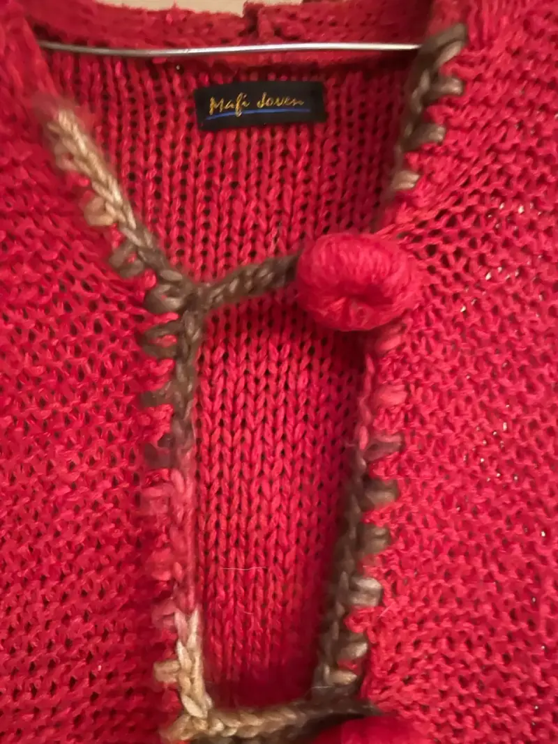 Chaleco tejido rojo con capucha y detalles decorativos - 3