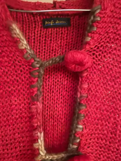 Chaleco tejido rojo con capucha y detalles decorativos - miniatura 3