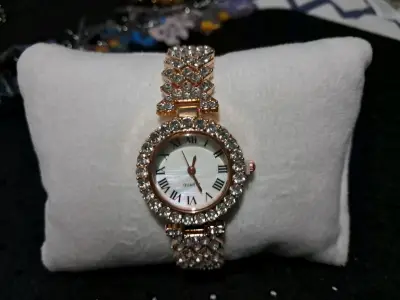 Reloj de pulsera elegante con cristales - miniatura 1