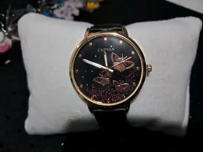 Reloj de pulsera elegante con cristales - miniatura 4