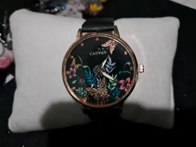 Reloj de pulsera elegante con cristales - miniatura 5