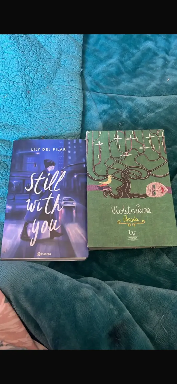 Pack de libros 'Still With You' y 'Violeta Parra Poesía'