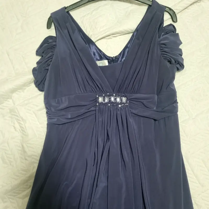 Vestido de fiesta azul con detalle de pedrería - 2
