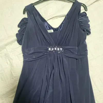 Vestido de fiesta azul con detalle de pedrería - miniatura 2