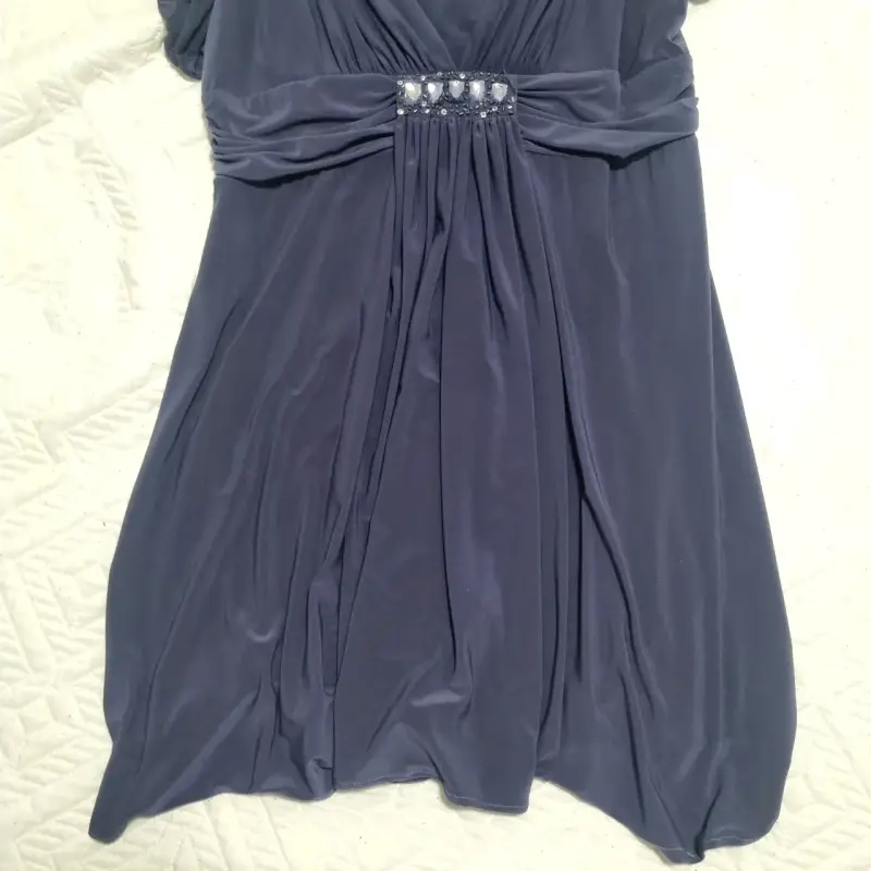 Vestido de fiesta azul con detalle de pedrería - 3