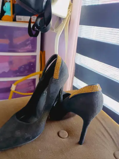 Tacones negros con detalles dorados elegantes - miniatura 1