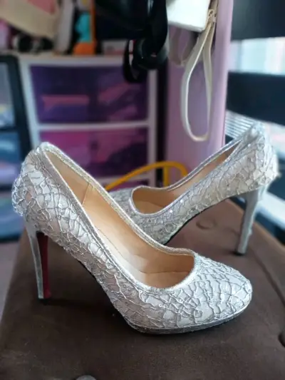 Tacones negros con detalles dorados elegantes - miniatura 2