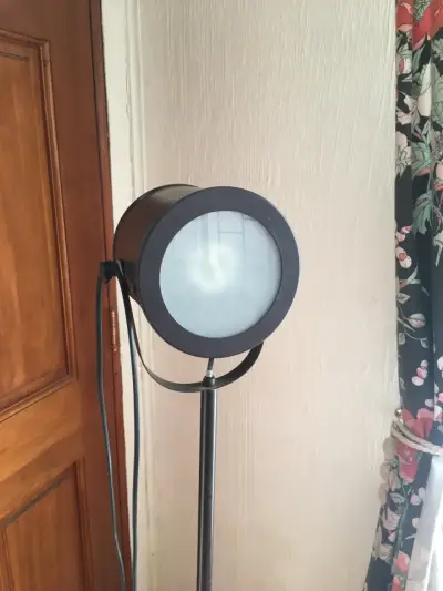 Lámpara de pie estilo industrial negra - miniatura 1
