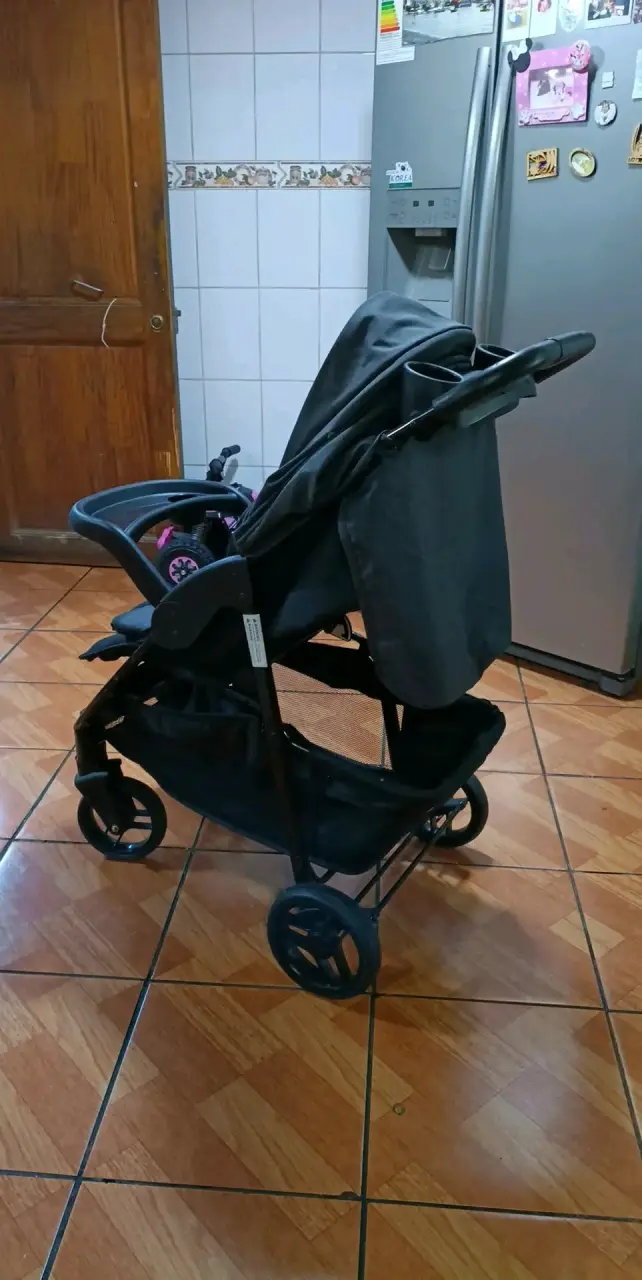 Coche de bebé plegable negro en buen estado - 1