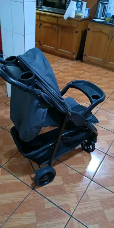 Coche de bebé plegable negro en buen estado - miniatura 4