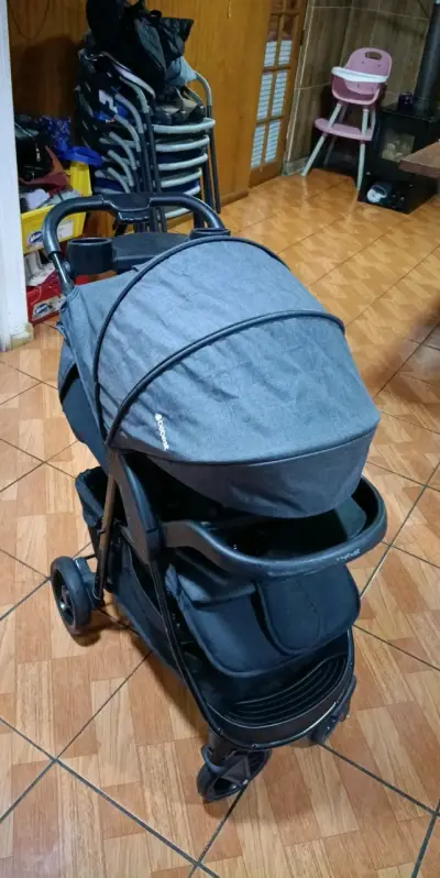 Coche de bebé plegable negro en buen estado - miniatura 5