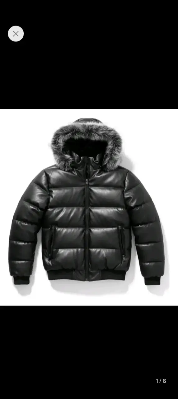 Chaqueta acolchada negra con capucha peluda