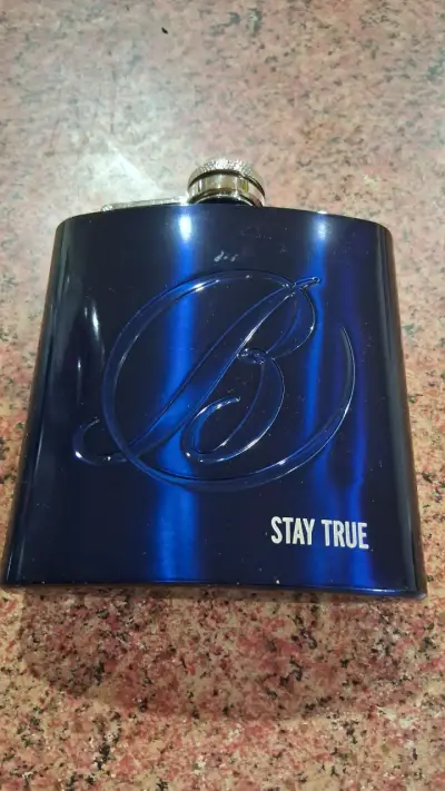 Petaca metálica azul con grabado Ballantines - miniatura 1